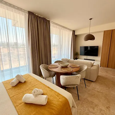 Avalon Gardens B101 - Designer פאפוס