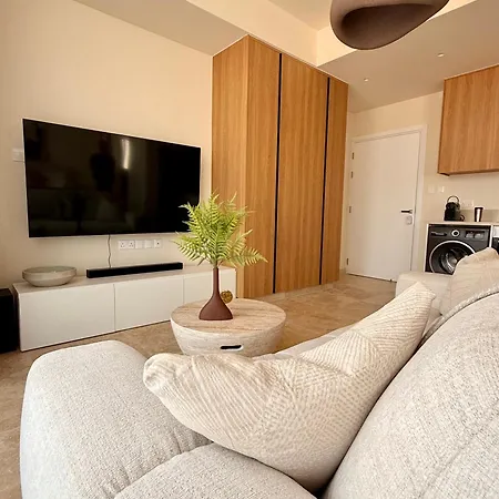 Avalon Gardens B101 - Designer פאפוס