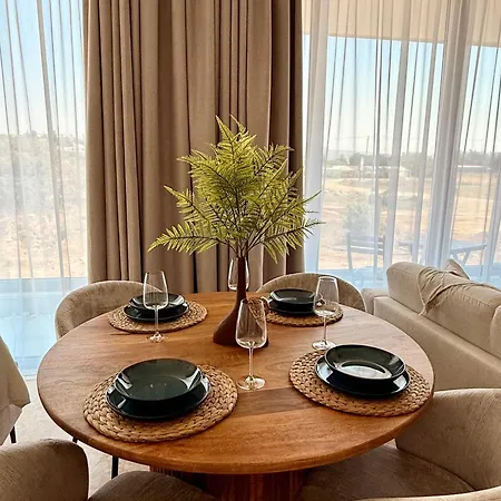 דירה Avalon Gardens B101 - Designer *